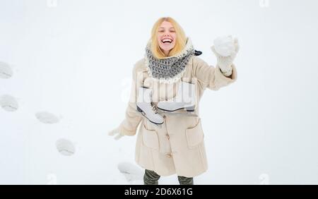 Jeu d'hiver. Belle femme profitant de la première neige. Profiter de la nature en hiver. Modèle portant un élégant bonnet d'hiver tricoté et des gants. Jeune femme à Banque D'Images