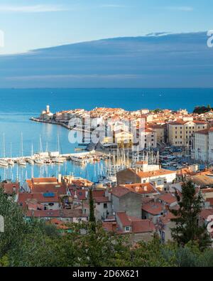 L'aube vue sur vieille ville de Piran, Slovénie Primorska, Banque D'Images