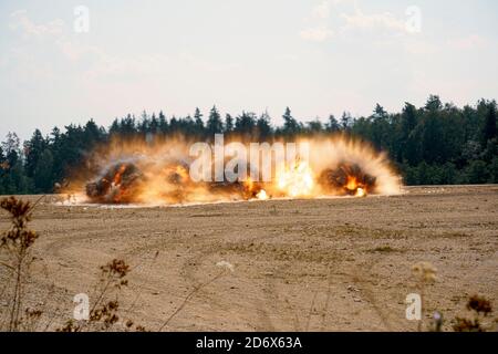 Les soldats américains, affectés à l'escadron du génie régimentaire, 2e Régiment de cavalerie, conduisent leur entraînement de démonstration de Bangalore dans la zone d'entraînement de Grafenwoehr, en Allemagne, le 10 août 2020. Le RES a mené la formation en préparation pour Noble Partner 20. (É.-U. Photo de l'armée par le Sgt. LaShic Patterson) Banque D'Images