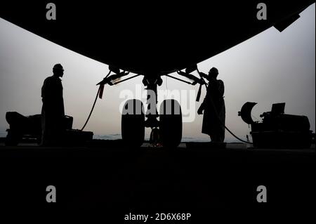 Des aviateurs affectés au 911e Escadron de maintenance d'aéronefs font le service de l'oxygène liquide sur un C-17 Globemaster III à la station de réserve aérienne de l'aéroport international de Pittsburgh, en Pennsylvanie, le 14 septembre 2020. L'oxygène liquide est régulièrement entretenu pour s'assurer que l'équipage de conduite dispose d'oxygène respirable pendant le vol. (É.-U. Photo de la Force aérienne par Joshua J. Seybert) Banque D'Images