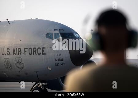 Un agent d'entretien de la U.S. Air Force observe un KC-135 Stratotanker de la U.S. Air Force alors qu'il se prépare au décollage à la base aérienne d'Al Udeid, au Qatar, le 30 septembre 2020. Le KC-135 Stratotanker fournit au centre des forces aériennes des États-Unis une capacité de ravitaillement aérien de portée mondiale pour soutenir les avions communs et de coalition qui fournissent une puissance aérienne gagnante dans l'ensemble de la zone de responsabilité du Commandement central des États-Unis. (É.-U. Photo de la Force aérienne par le premier Airman Duncan C. Bevan) Banque D'Images