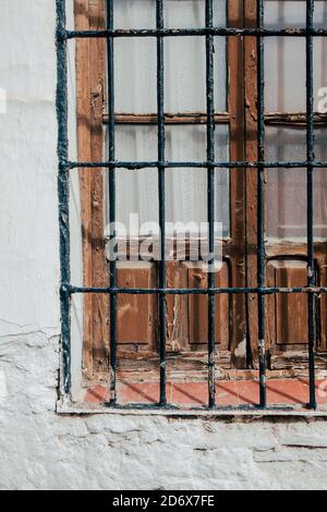 Vieille fenêtre poussiéreuse dans le mur d'une maison. Banque D'Images