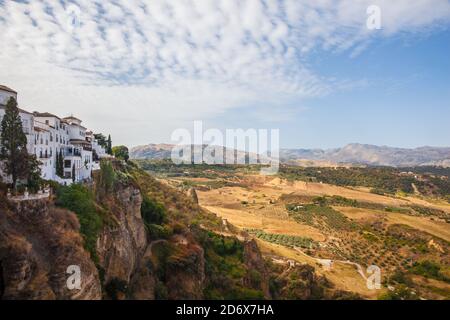 Andalousie paysage, route de campagne et rocher à Ronda, Andalousie, Espagne. Photo prise – 23 septembre 2020. Banque D'Images