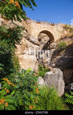 Vieux pont de pierre à Ronda près de Malaga, Andalousie, Espagne. Photo prise – 23 septembre 2020. Banque D'Images