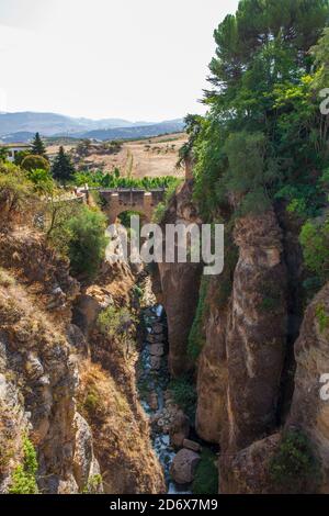 Vieux pont de pierre à Ronda près de Malaga, Andalousie, Espagne. Photo prise – 23 septembre 2020. Banque D'Images
