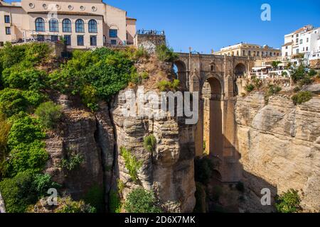 Vieux pont de pierre à Ronda près de Malaga, Andalousie, Espagne. Photo prise – 23 septembre 2020. Banque D'Images
