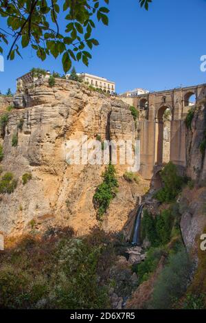 Vieux pont de pierre à Ronda près de Malaga, Andalousie, Espagne. Photo prise – 23 septembre 2020. Banque D'Images