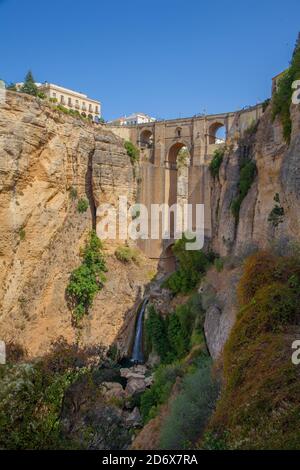 Vieux pont de pierre à Ronda près de Malaga, Andalousie, Espagne. Photo prise – 23 septembre 2020. Banque D'Images