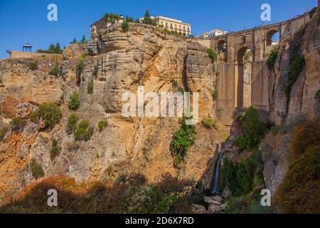 Vieux pont de pierre à Ronda près de Malaga, Andalousie, Espagne. Photo prise – 23 septembre 2020. Banque D'Images