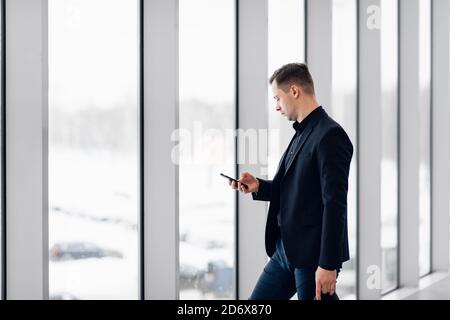 L'enregistrement d'affaires concentré message vocal à l'aéroport Banque D'Images