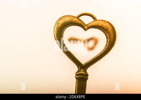 Gros plan d'une clé vintage en forme de coeur Banque D'Images