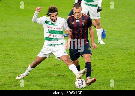 Kenny Saief de Lechia (L) et Damian Dabrowski de Pogon (R) sont vus en action pendant le match polonais Ekstraklasa entre Lechia Gdansk et Pogon Szczecin.(score final; Lechia Gdansk 0:1 Pogon Szczecin) Banque D'Images