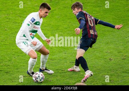 Karol Fila de Lechia (L) et Kacper Smolinski de Pogon (R) sont vus en action pendant le match polonais Ekstraklasa entre Lechia Gdansk et Pogon Szczecin.(score final; Lechia Gdansk 0:1 Pogon Szczecin) Banque D'Images