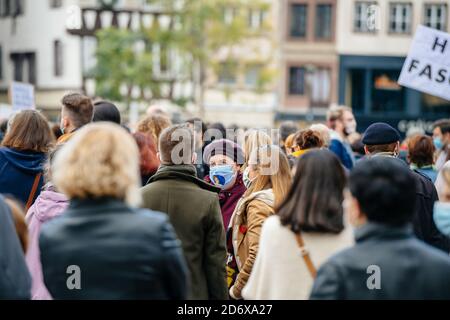 Strasbourg, France - Oct19, 2020 : une femme avec masque à la place de protestation Kleber pour rendre hommage à l'enseignant d'histoire Samuel Paty, décapité le 16 octobre après avoir montré des caricatures du prophète Mahomet en classe Banque D'Images