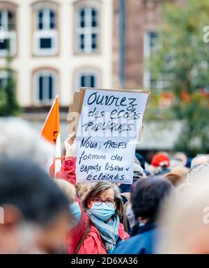 Strasbourg, France - Oct19, 2020 : message hoilgin de femme pour ouvrir les écoles publiques en hommage à l'enseignant d'histoire Samuel Paty, décapité le Oct16 après avoir montré en classe des caricatures du prophète Mahomet Banque D'Images