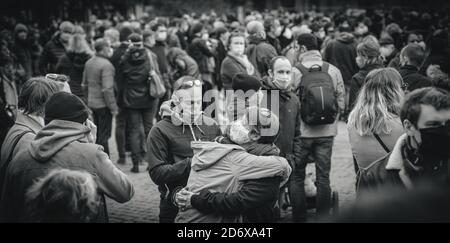 Strasbourg, France - Oct19, 2020 : une femme qui pleure sur place Kleber pour rendre hommage à l'enseignant d'histoire Samuel Paty, décapité le 16 octobre après avoir montré en classe des caricatures du prophète Mahomet Banque D'Images