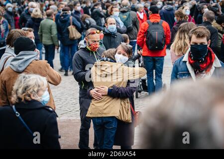 Strasbourg, France - Oct19, 2020 : une femme qui pleure sur place Kleber pour rendre hommage à l'enseignant d'histoire Samuel Paty, décapité le 16 octobre après avoir montré en classe des caricatures du prophète Mahomet Banque D'Images