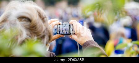 Strasbourg, France - Oct19, 2020 : une femme prenant des photos place Kleber pour rendre hommage à l'enseignant d'histoire Samuel Paty, décapité le 16 octobre après avoir montré en classe des caricatures du prophète Mahomet Banque D'Images