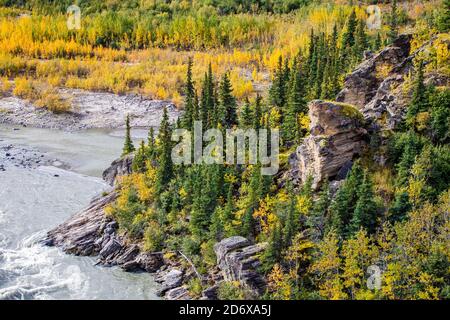 Vue aérienne de la vallée de la gorge de la rivière Nenana en Alaska à l'automne Banque D'Images