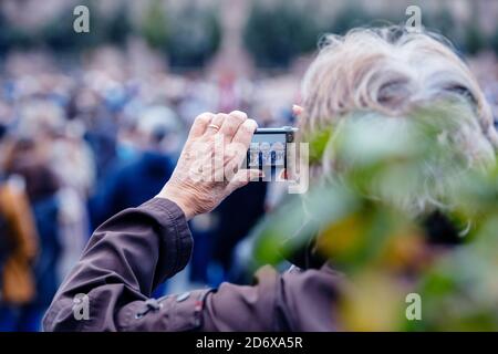 Strasbourg, France - Oct19, 2020: Vue de côté d'une femme prenant des photos en hommage à l'enseignant d'histoire Samuel Paty, décapité le 16 octobre après avoir montré des caricatures du prophète Mahomet en classe Banque D'Images