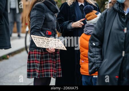 Strasbourg, France - Oct19, 2020: Femme avec écriteau à la place Kleber pour rendre hommage à l'enseignant d'histoire Samuel Paty, décapité le Oct16 après avoir montré des caricatures du prophète Mahomet en classe Banque D'Images