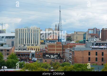 Nashville Modern City Skyline et Bridgestone Arena sur la Broadway historique dans le centre-ville de Nashville, Tennessee, États-Unis. Lower Broadway est célèbre pour son enterta Banque D'Images