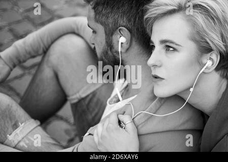 Liberté et élégance. Homme et femme vêtements modernes pour les jeunes se détendre en plein air. Couple traînez ensemble. Les jeunes veulent juste Amuse-toi bien. Liberté Banque D'Images