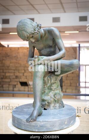 Garçon avec Thorn, également appelé Fedele (Fedelino) ou Spinario, une sculpture de bronze hellénistique gréco-romaine, dans les musées Capitoline à Rome. D'une série Banque D'Images