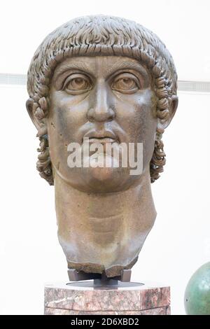 La tête du colosse de Constantine dans les musées du Capitole à Rome. D'une série de photos de voyage en Italie. Date de la photo : vendredi 25 septembre Banque D'Images