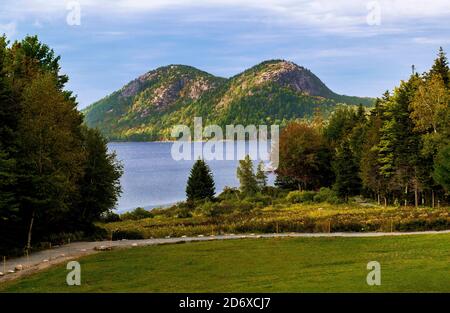 Vue depuis la rive sur Jordan Pond vers les Bubbles Mountains, le parc national Acadia, Mount Desert Island, Maine Banque D'Images