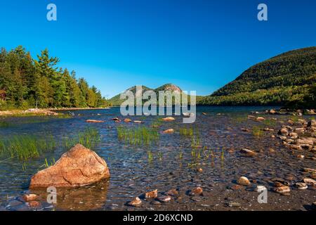 Vue depuis la rive sur Jordan Pond vers les Bubbles Mountains, le parc national Acadia, Mount Desert Island, Maine Banque D'Images