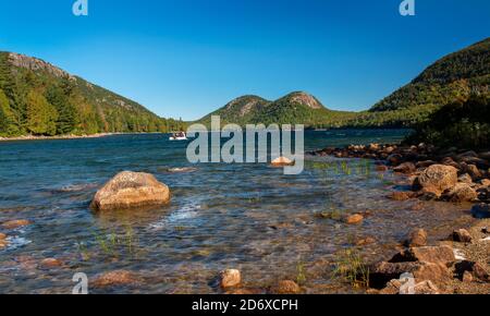 Vue depuis la rive sur Jordan Pond vers les Bubbles Mountains, le parc national Acadia, Mount Desert Island, Maine Banque D'Images