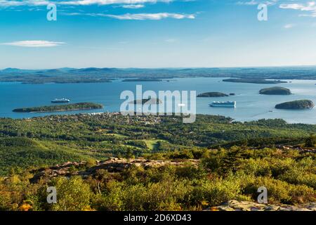 Lever de soleil au-dessus de Bar Harbor au départ de Cadillac Mountain, parc national Acadia, Maine Banque D'Images