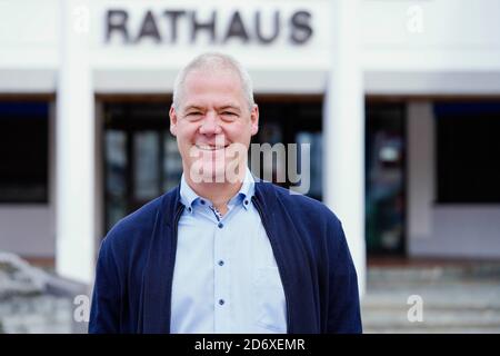 Ramstein Miesenbach, Allemagne. 14 octobre 2020. Ralf Hechler, maire de la municipalité de Ramstein-Miesenbach, se trouve en face de l'hôtel de ville. (À dpa "entre Trump et les drones: À Ramstein la fièvre électorale est en train de monter lentement") Credit: Uwe Anspach/dpa/Alamy Live News Banque D'Images