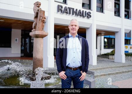 Ramstein Miesenbach, Allemagne. 14 octobre 2020. Ralf Hechler, maire de la municipalité de Ramstein-Miesenbach, se trouve en face de l'hôtel de ville. Credit: Uwe Anspach/dpa/Alamy Live News Banque D'Images