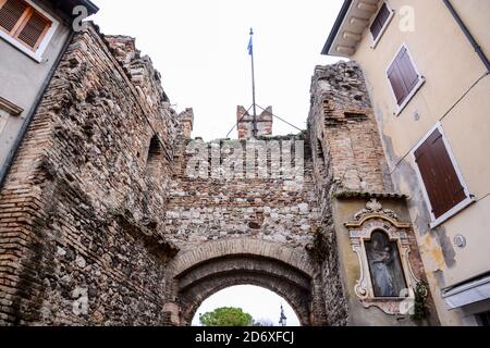 Lazise est une commune médiévale de la province de Vérone, dans la région italienne de Vénétie, située sur la rive est du lac de Garde Banque D'Images