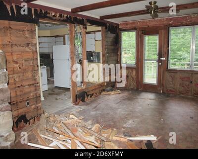 La maison étant rénovée pour la préparer à la revente. La dernière folie semble être de retourner les maisons plus anciennes nécessiteuses .Location, Morris County New Jersey. Banque D'Images