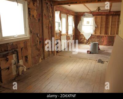 La maison étant rénovée pour la préparer à la revente. La dernière folie semble être de retourner les maisons plus anciennes nécessiteuses .Location, Morris County New Jersey. Banque D'Images