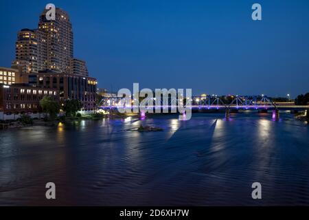 Grand River et le Blue Bridge dans le centre-ville de Grand Rapids, Michigan. Banque D'Images