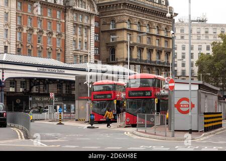 London Victoria Westminster Covid bus et Red Boxes Banque D'Images
