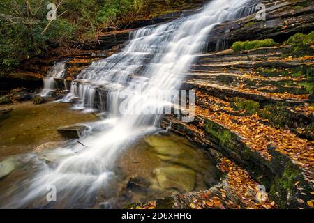 Raven Rock Falls - Lac Toxaway, près de Brevard, Caroline du Nord, États-Unis Banque D'Images