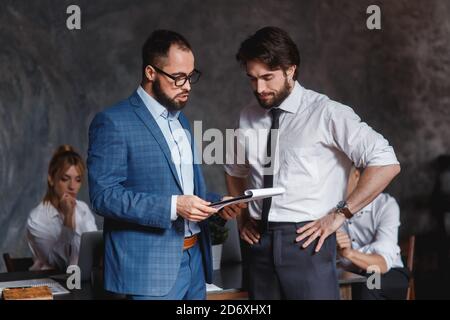 des collègues du caucase contestant le fait de ne pas avoir de désaccord au travail se blâmant mutuellement par erreur, divers collègues arguant sur le projet, ayant un conflit Banque D'Images