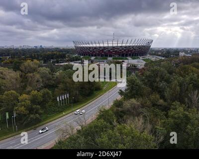 Pékin, Chine. 19 octobre 2020. Photo aérienne prise le 19 octobre 2020 montre le Stade National de Varsovie, Pologne. La construction du premier hôpital de campagne pour les patients COVID-19 a commencé au Stade National de Pologne ici à Varsovie, ont rapporté les médias locaux dimanche soir. Credit: Jaap Arriens/Xinhua/Alamy Live News Banque D'Images