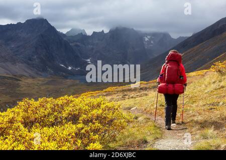 Femme randonnée sur le sentier de randonnée panoramique des Rocheuses Banque D'Images