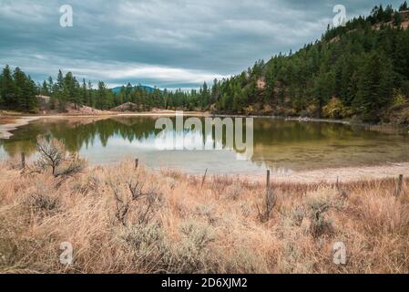 Lac minéral et habitat de broussailles d'antilope en voie de disparition dans l'Okanagan Vallée Banque D'Images