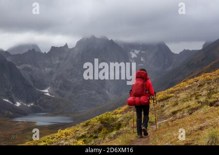 Femme randonnée sur le sentier de randonnée panoramique des Rocheuses Banque D'Images