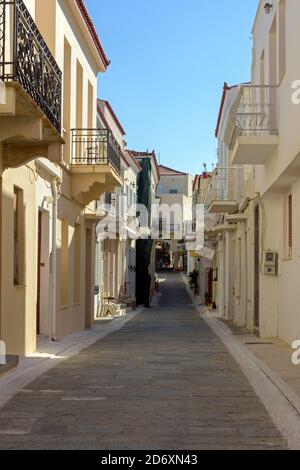 Rue piétonne centrale à Andros Chora, Grèce Banque D'Images