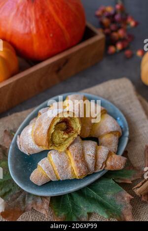 Brioches maison faites maison de croissant de citrouille sur une table Banque D'Images