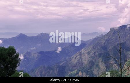 vue panoramique sur les collines de palani (partie des montagnes de ghats de l'ouest) depuis un point de vue à la station de colline de kodaikanal à tamilnadu, inde Banque D'Images