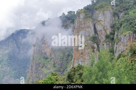 vue panoramique et nuageux sur les collines de palani et la roche de pilier depuis un point de vue à kodaikanal à tamilnadu, sud de l'inde Banque D'Images